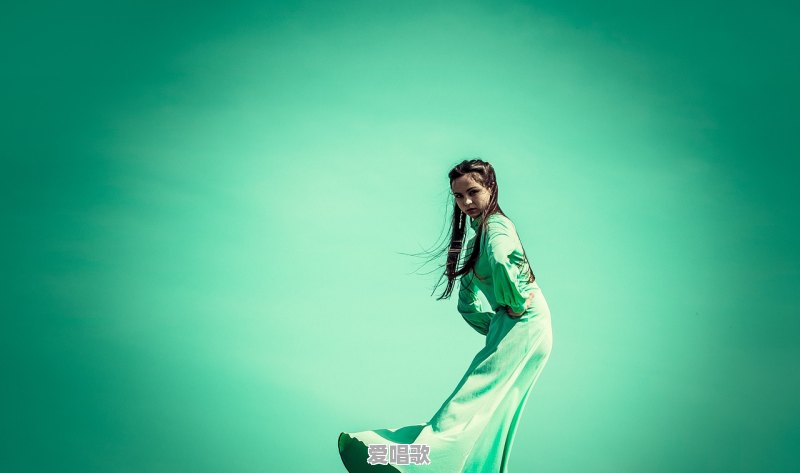 火箭少女101成员杨超越是如何从昔日的餐厅服务员逆袭成今日的歌手的 火箭少女101成员杨超越是如何从昔日的餐厅服务员逆袭成今日的歌手的 - 爱唱歌