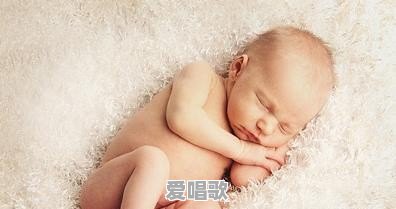 趴睡、侧睡、仰睡哪种最有利于宝宝发育 - 爱唱歌