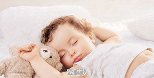 趴睡、侧睡、仰睡哪种最有利于宝宝发育 - 爱唱歌