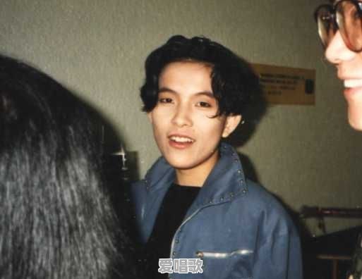 男人背后歌词 男人背后歌词 - 爱唱歌