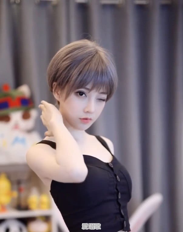 超短发女孩唱的网络歌曲 超短发女孩唱的网络歌曲 - 爱唱歌