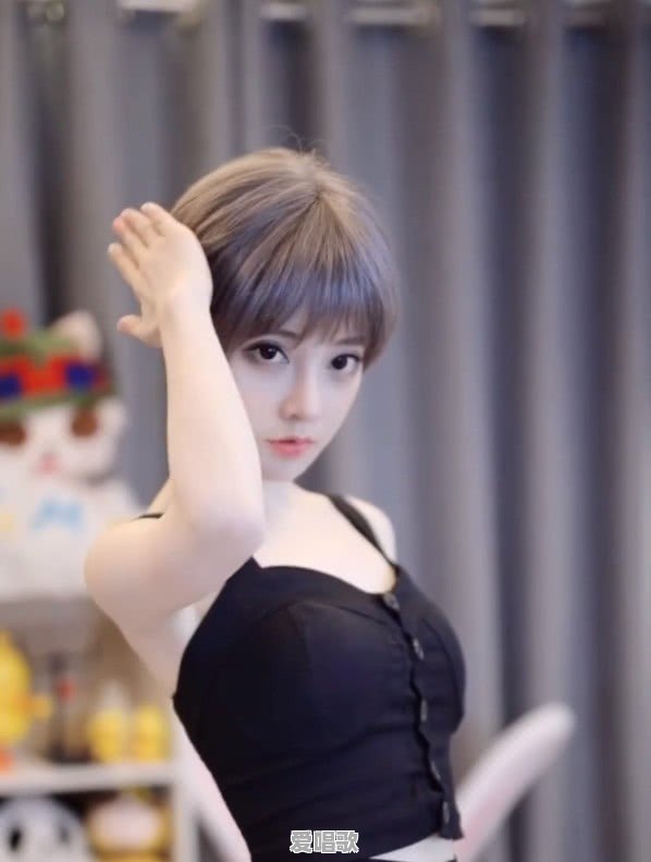 超短发女孩唱的网络歌曲 超短发女孩唱的网络歌曲 - 爱唱歌