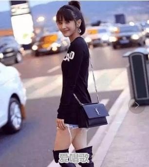 王子文穿牛仔裤秀竹竿腿,全黑现身气场强吗 王子文穿牛仔裤秀竹竿腿,全黑现身气场强吗 - 爱唱歌