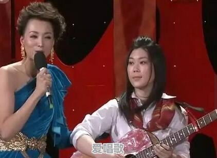 地摊女歌手网红 地摊女歌手网红 - 爱唱歌