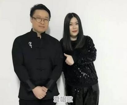 地摊女歌手网红 地摊女歌手网红 - 爱唱歌