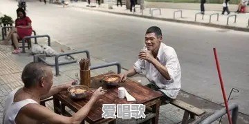 真正的“酒鬼”是什么样子的 - 爱唱歌