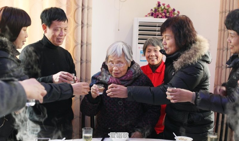 饭局上敬酒怎么说话 饭局上敬酒怎么说话 - 爱唱歌