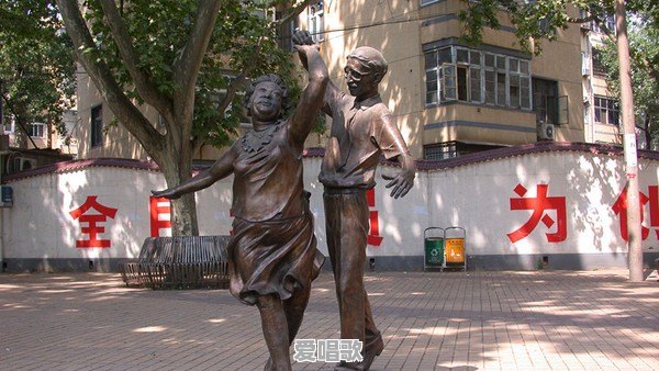 90后女孩跳广场舞，不到一年跳出马甲线，广场舞有这么大的效果 - 爱唱歌