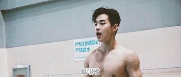 《夏至未至》白敬亭腹肌亮了,娱乐圈还有哪些小哥哥穿衣显瘦脱衣有肉 《夏至未至》白敬亭腹肌亮了,娱乐圈还有哪些小哥哥穿衣显瘦脱衣有肉 - 爱唱歌