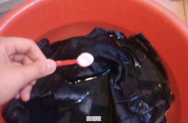 黑颜色的衣服穿着把我的内衣都染了，第一次洗怎么洗不掉色 - 爱唱歌