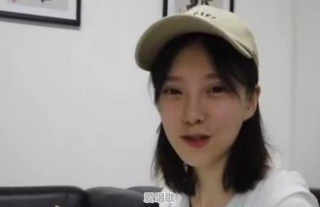 冯提莫化淡妆现身签售会,但颜值已然崩塌,与普通人没两样,网友:没开美颜!如何评价 冯提莫化淡妆现身签售会,但颜值已然崩塌,与普通人没两样,网友:没开美颜!如何评价 - 爱唱歌