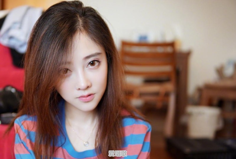 冯提莫化淡妆现身签售会,但颜值已然崩塌,与普通人没两样,网友:没开美颜!如何评价 冯提莫化淡妆现身签售会,但颜值已然崩塌,与普通人没两样,网友:没开美颜!如何评价 - 爱唱歌
