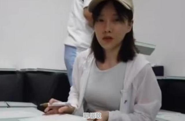 冯提莫化淡妆现身签售会,但颜值已然崩塌,与普通人没两样,网友:没开美颜!如何评价 冯提莫化淡妆现身签售会,但颜值已然崩塌,与普通人没两样,网友:没开美颜!如何评价 - 爱唱歌
