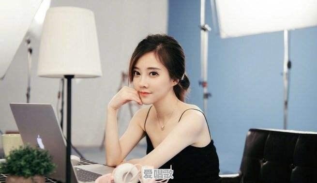 冯提莫化淡妆现身签售会,但颜值已然崩塌,与普通人没两样,网友:没开美颜!如何评价 冯提莫化淡妆现身签售会,但颜值已然崩塌,与普通人没两样,网友:没开美颜!如何评价 - 爱唱歌