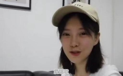 冯提莫化淡妆现身签售会,但颜值已然崩塌,与普通人没两样,网友:没开美颜!如何评价 冯提莫化淡妆现身签售会,但颜值已然崩塌,与普通人没两样,网友:没开美颜!如何评价 - 爱唱歌