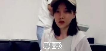 冯提莫化淡妆现身签售会,但颜值已然崩塌,与普通人没两样,网友:没开美颜!如何评价 冯提莫化淡妆现身签售会,但颜值已然崩塌,与普通人没两样,网友:没开美颜!如何评价 - 爱唱歌