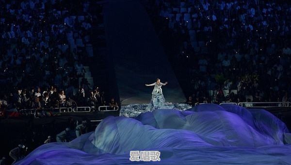 冰岛著名女歌手，曾在雅典奥运会开幕式上演唱歌曲 - 爱唱歌