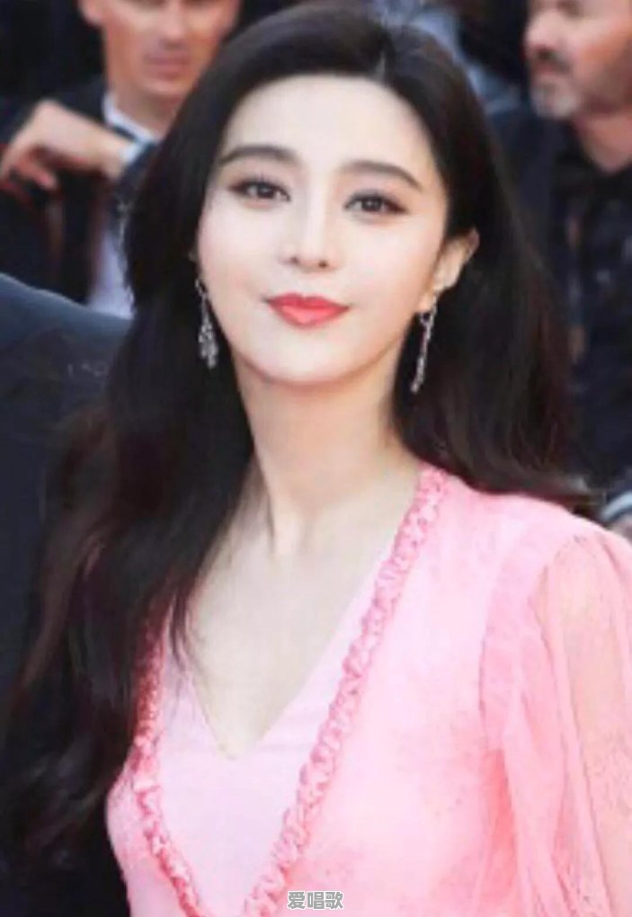 为了抢镜,明星都穿过哪些奇葩服饰 为了抢镜,明星都穿过哪些奇葩服饰 - 爱唱歌