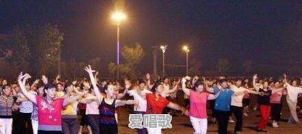 为何农村八十岁的大爷老太喜欢种地城里的中年人却喜欢嗨广场舞 为何农村八十岁的大爷老太喜欢种地城里的中年人却喜欢嗨广场舞 - 爱唱歌