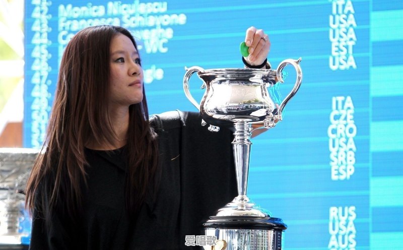 李娜以粉丝投票第一入驻网球名人堂，怎么样评价李娜为中国网球做出的贡献 - 爱唱歌