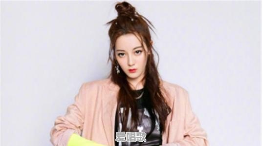 热巴示范《创造营》主题曲舞蹈，脏辫加粉色西装超帅，有被撩到吗 - 爱唱歌