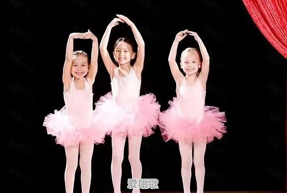 8岁的女孩学什么舞蹈好 - 爱唱歌