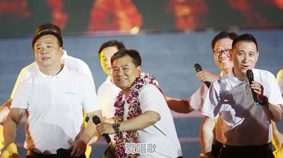 当老板要放飞自我唱歌时,应怎样保持一种礼貌而不失优雅的表情 当老板要放飞自我唱歌时,应怎样保持一种礼貌而不失优雅的表情 - 爱唱歌