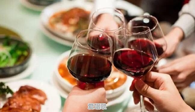 酒桌上怎样说话显得你情商高，大气有风度 - 爱唱歌