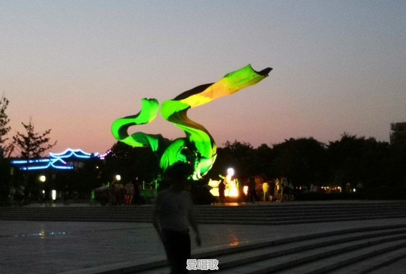 酒桌上怎样说话显得你情商高，大气有风度 - 爱唱歌