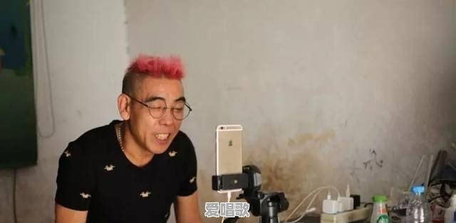 郑州红毛“尬舞帝”新年跳舞遭举报:以后只跳正能量舞蹈,你怎么看 郑州红毛“尬舞帝”新年跳舞遭举报:以后只跳正能量舞蹈,你怎么看 - 爱唱歌