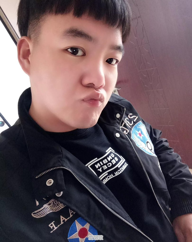 我喜欢同桌，应该怎么要到他的QQ或微信？（之前要闺蜜帮我要，没说是我要，只是闺蜜要，他没给），怎么办 - 爱唱歌