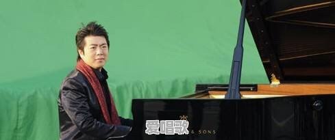 牛人用电子琴弹奏流行歌曲 - 爱唱歌