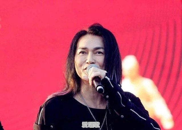小眯缝眼睛的演员 - 爱唱歌