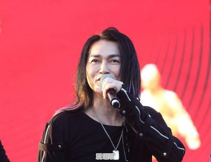 为什么有些人唱歌总是用握话筒的那只手的手指频频点话筒 为什么有些人唱歌总是用握话筒的那只手的手指频频点话筒 - 爱唱歌