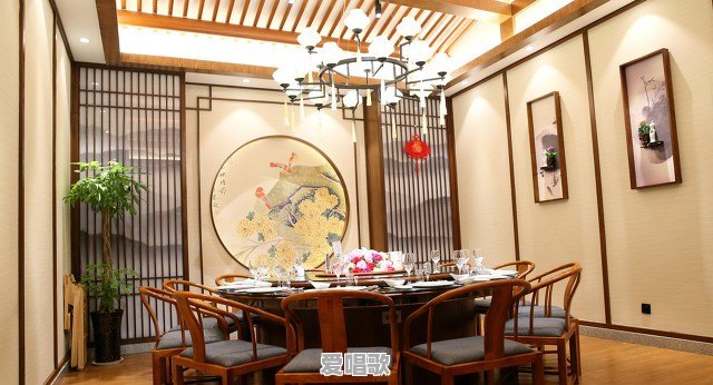 街头唱流行歌曲一晃就老了是什么歌 街头唱流行歌曲一晃就老了是什么歌 - 爱唱歌