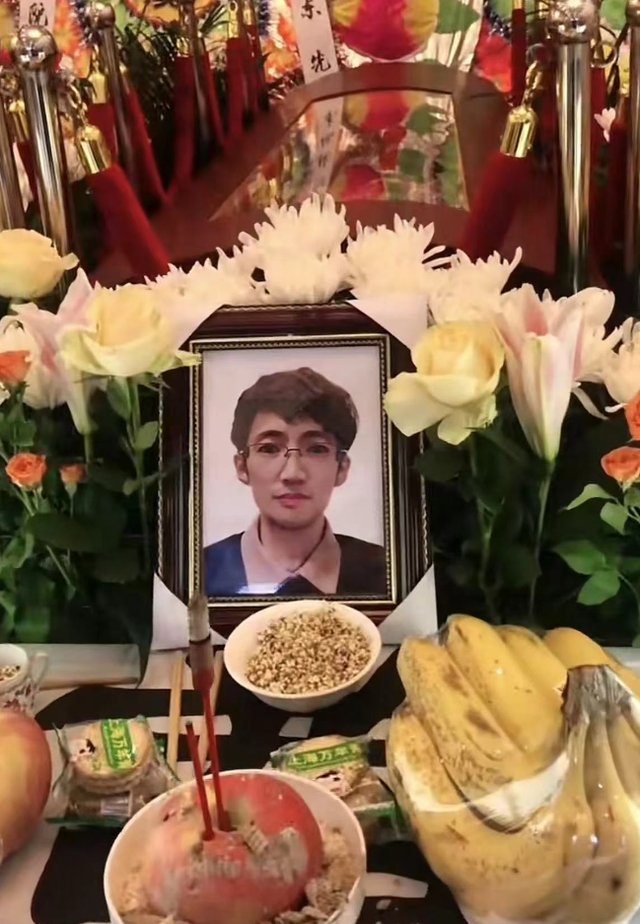 网红东东办葬礼,母亲在灵堂内崩溃大哭,前妻晒合影曝离婚真相