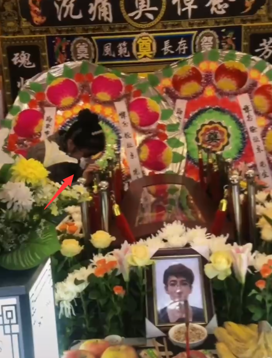 网红东东办葬礼,母亲在灵堂内崩溃大哭,前妻晒合影曝离婚真相