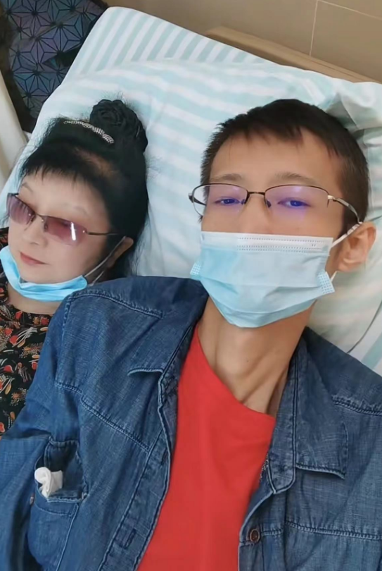 网红东东办葬礼,母亲在灵堂内崩溃大哭,前妻晒合影曝离婚真相