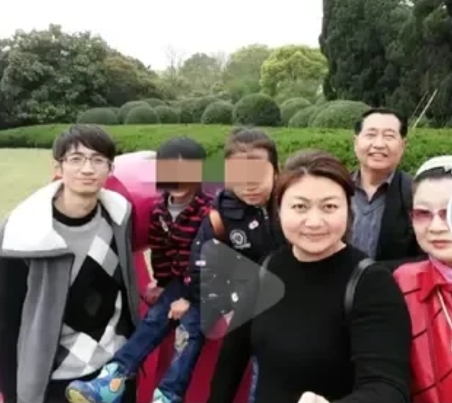 网红东东办葬礼,母亲在灵堂内崩溃大哭,前妻晒合影曝离婚真相