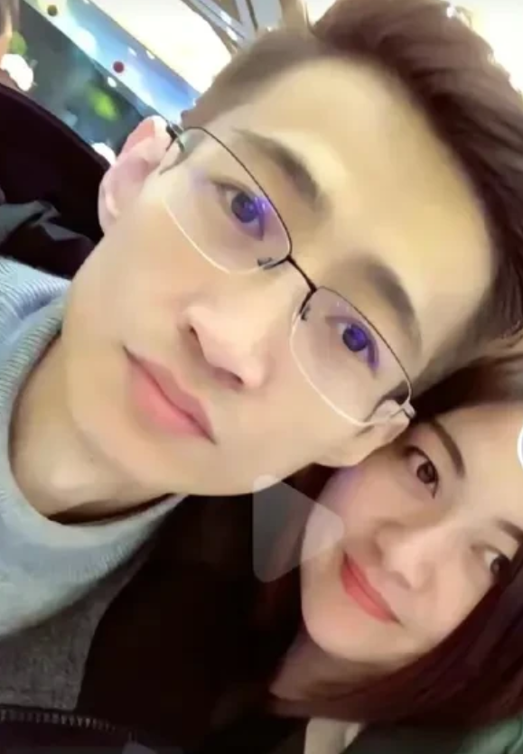 网红东东办葬礼,母亲在灵堂内崩溃大哭,前妻晒合影曝离婚真相