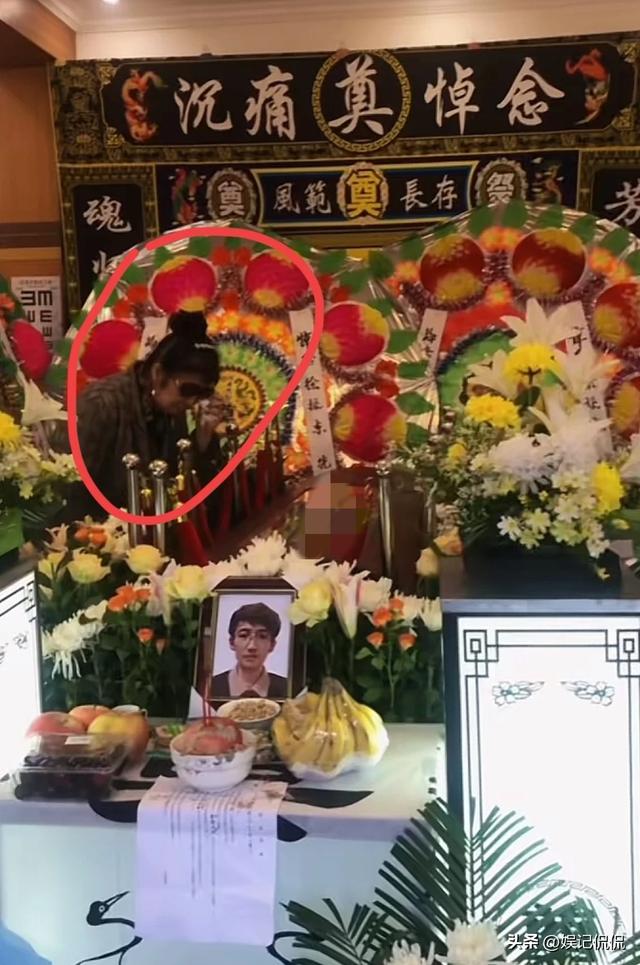 网红东东葬礼曝光!前妻发声引热议,母亲落泪大哭,家中摆满花圈