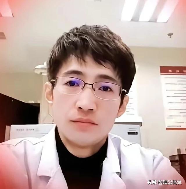 网红东东葬礼曝光!前妻发声引热议,母亲落泪大哭,家中摆满花圈