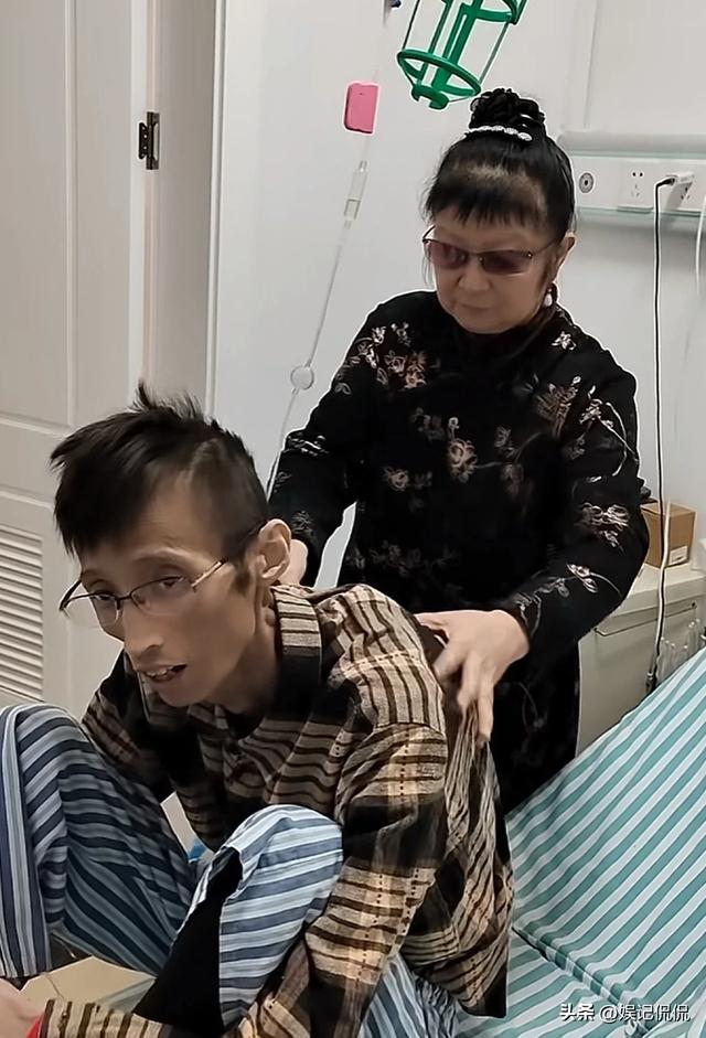 网红东东葬礼曝光!前妻发声引热议,母亲落泪大哭,家中摆满花圈
