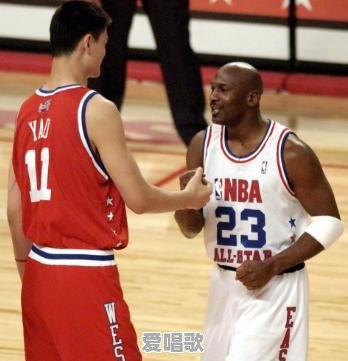 美国人曾对姚明疯狂迷恋，“姚明之歌”响彻全美，球迷高喊“姚明是我爹”，这是怎么回事 - 爱唱歌