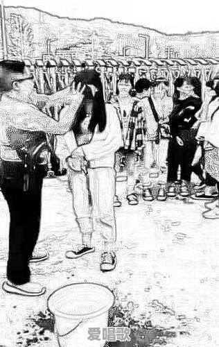 贵州某中学教师提桶给初中女生卸妆,当地教育局介入调查,这是要查什么 贵州某中学教师提桶给初中女生卸妆,当地教育局介入调查,这是要查什么 - 爱唱歌