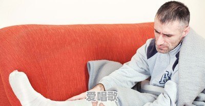 豆腐摔了一跤,然后回头,你猜他看到了什么? 豆腐摔了一跤,然后回头,你猜他看到了什么? - 爱唱歌