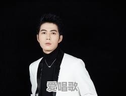 上海男有虎牙的50岁左右的歌手 - 爱唱歌