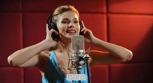 唱歌时的动作怎么配合 - 爱唱歌