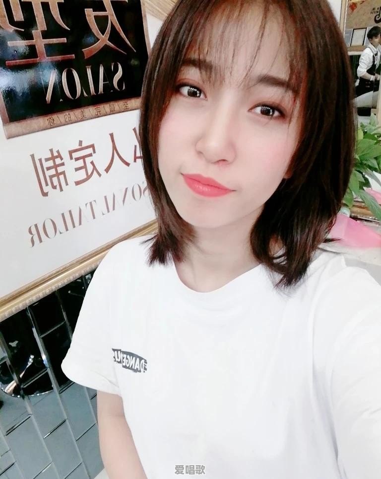 卷发女歌手网红 卷发女歌手网红 - 爱唱歌