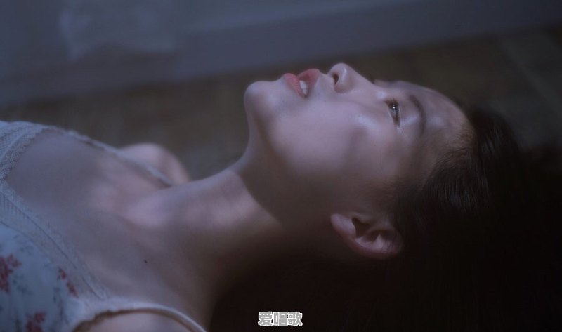 分手后男孩在女孩旁边过还唱歌是什么意思 - 爱唱歌